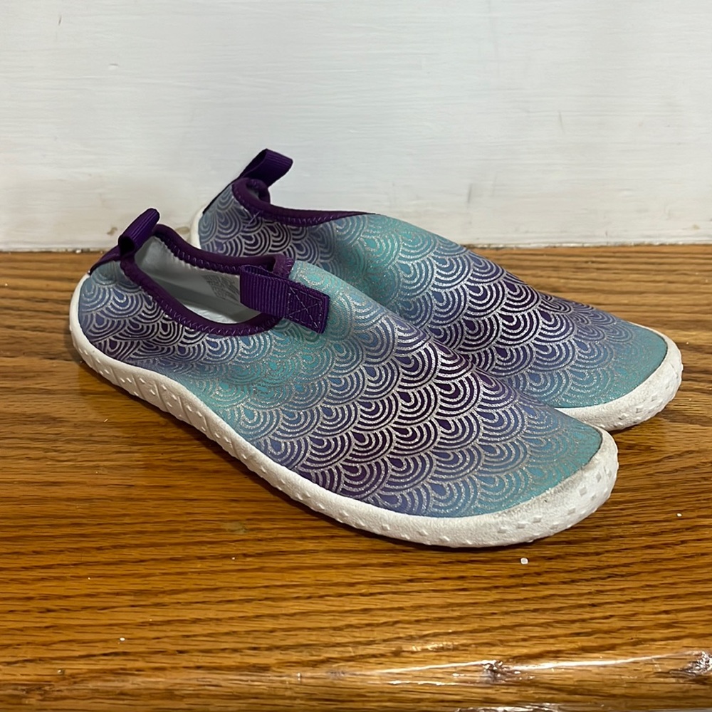 CAT & JACK Little Girls Purple/Blue Mermaid Water Shoes. Size 1